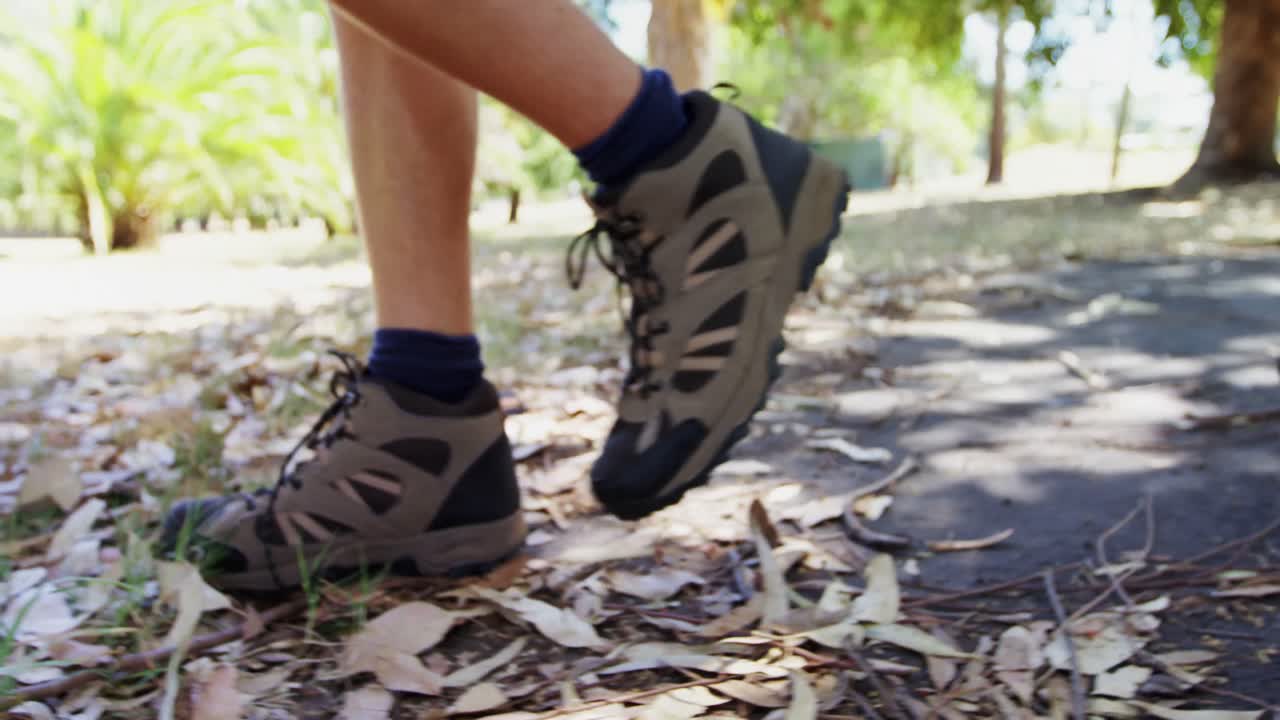 amigos caminando juntos en el parque 4k