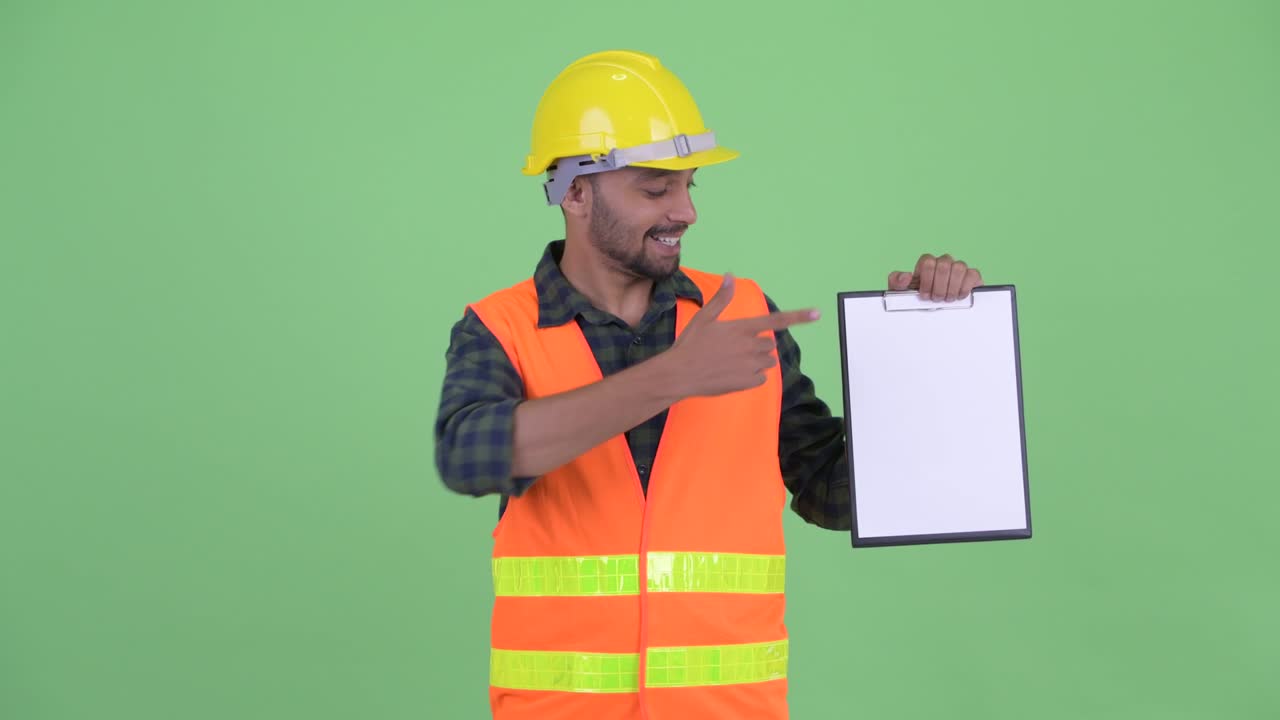 joven persa barbudo y guapo trabajador de la construcción