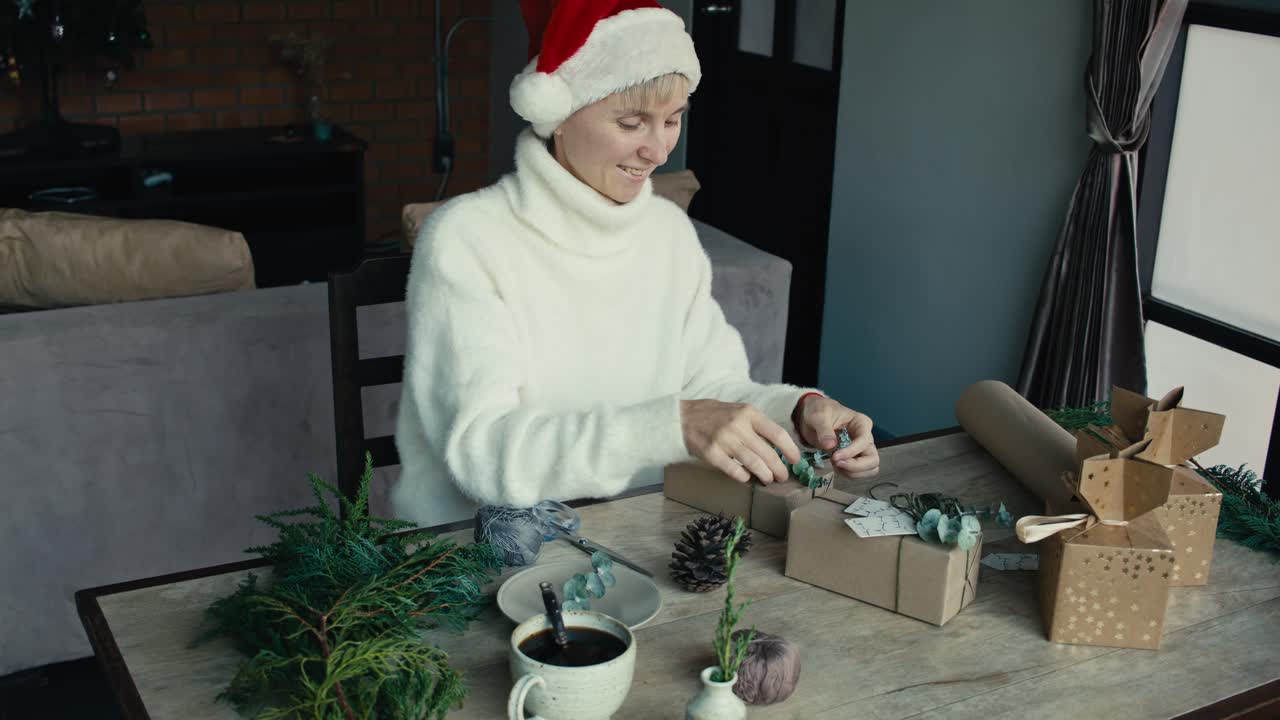mujer envolviendo regalos de Navidad