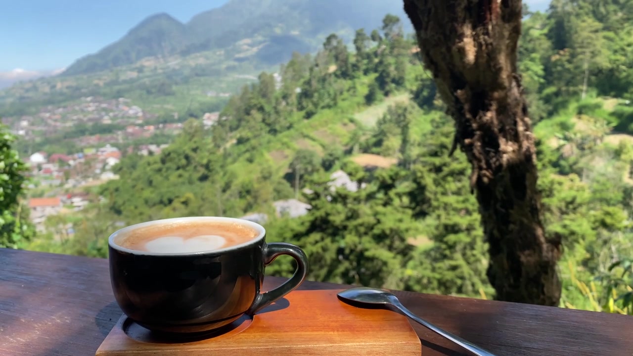 Goditi un bicchiere di tè thailandese in una caffetteria suggestiva sulle pendici della montagna.
