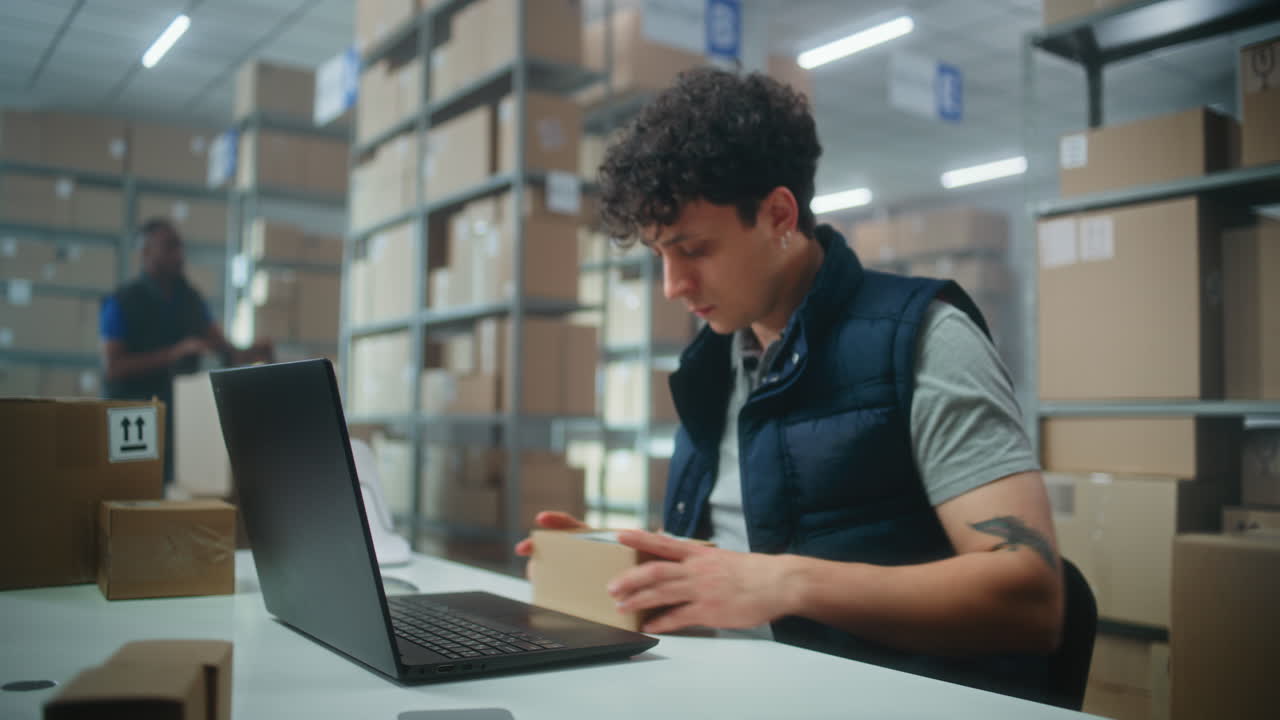 trabajador de almacén que comprueba y empaca órdenes