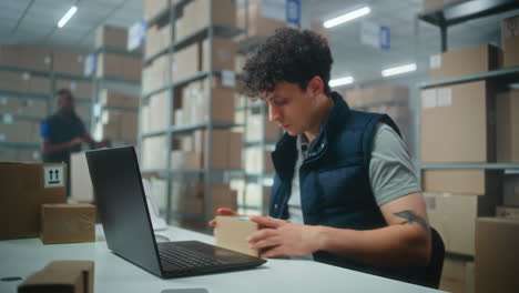 trabajador de almacén que comprueba y empaca órdenes