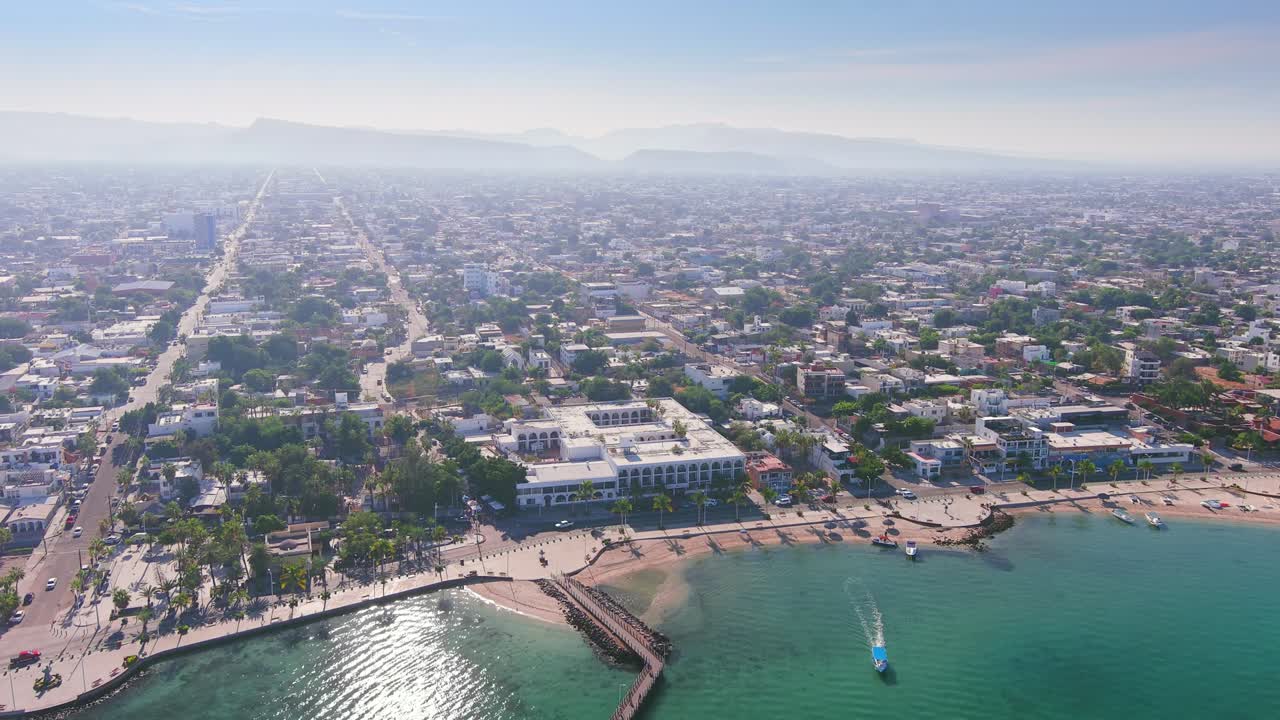 멕시코 라파스 (la paz) - 바하캘리포니아 남쪽의 수도, 캘리포니아 만의 은 푸른 물, 푸른 하늘과 함께 은 날 - 위에서 북미의 풍경 파노라마