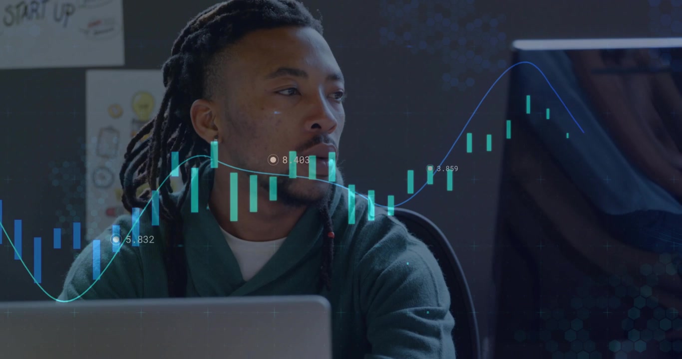 Professionista della finanza che gira la testa seguendo candele animate e grafici a linee che scorrono sul laptop, analizzando le tendenze