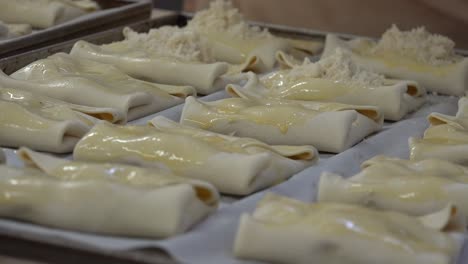 una panadería también panadería o panadería es un establecimiento que produce y vende alimentos a base de harina horneados en un horno, como pan, galletas, pasteles, pasteles y tartas