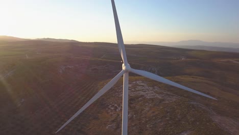 Luftaufnahme-Der-Propeller-Einer-Windmühle,-Die-Sich-An-Einem-Sonnigen-Abend-Dreht