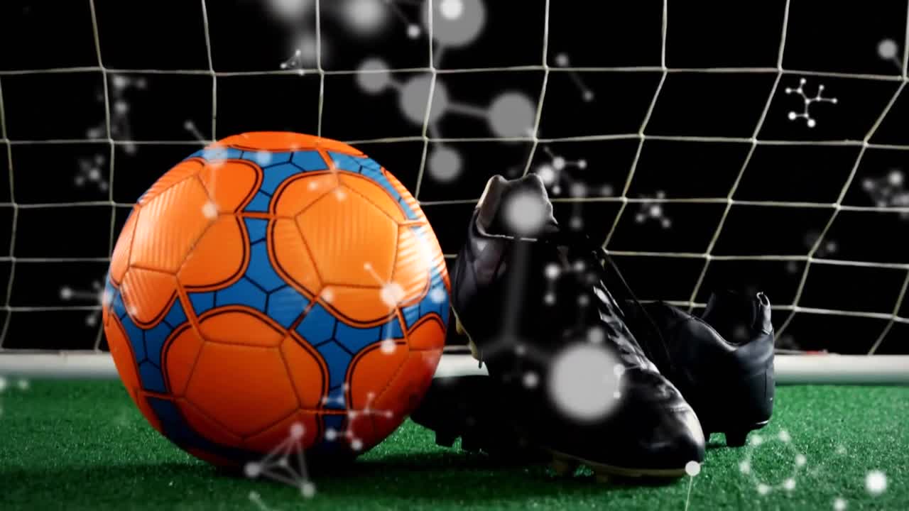 複数のサッカーボールに接続ネットワークが降り注ぐアニメーション