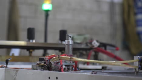 producción de película de embalaje de plástico en la máquina de embalaje automática en la fábrica de productos alimenticios