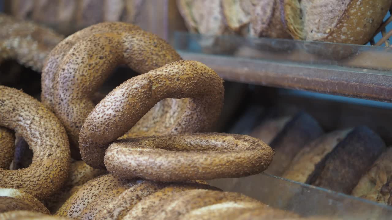 una pila de simit turco recién horneado