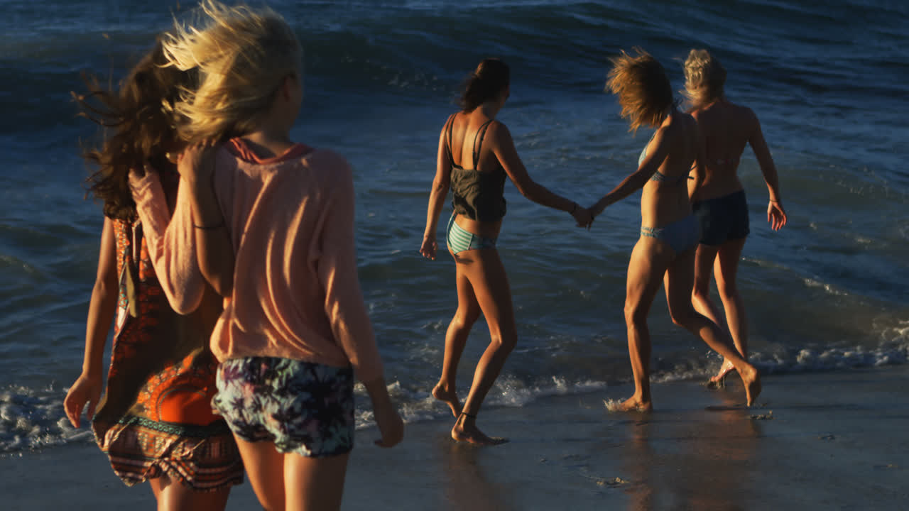 여자 배구 선수 들 이 4k 를 즐기고 있다