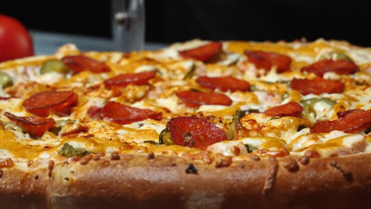 Tagliare una pizza deliziosa