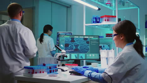 enfermera química sentada en un laboratorio científico examinando la evolución del virus