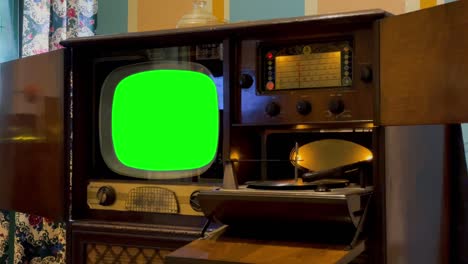 vintage-fernseher schalten den grünen bildschirm mit statischem lärm an. nahanschauung. 4k-auflösung.