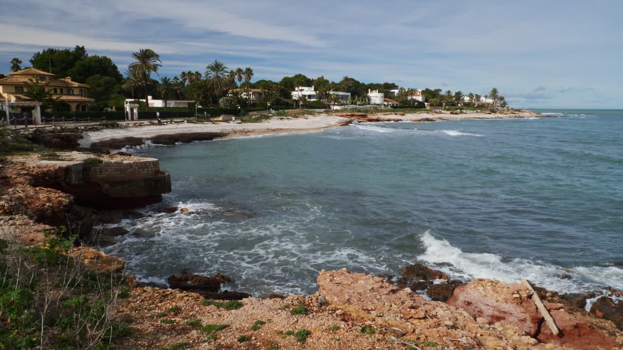 Plano estático da Praia de Punta Negra em Dénia, Espanha.