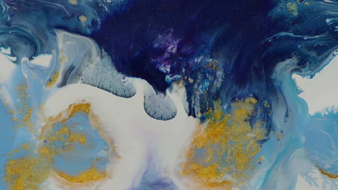 chorro abstracto de líquido azul que fluye lentamente entre puntos blancos y amarillos