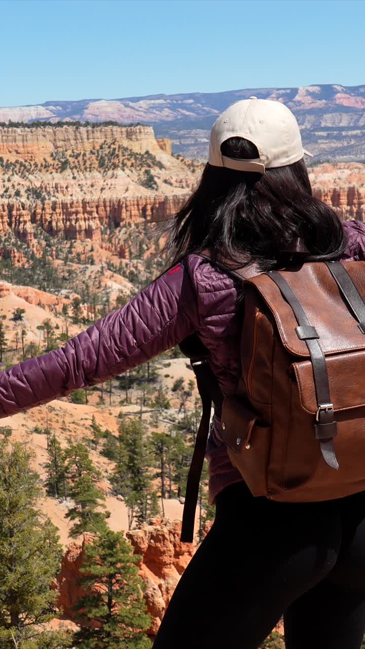 Mujer senderista feliz disfrutando de una vista panorámica del cañón