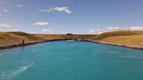 canal de energía hidroeléctrica en la isla sur de nueva zelanda