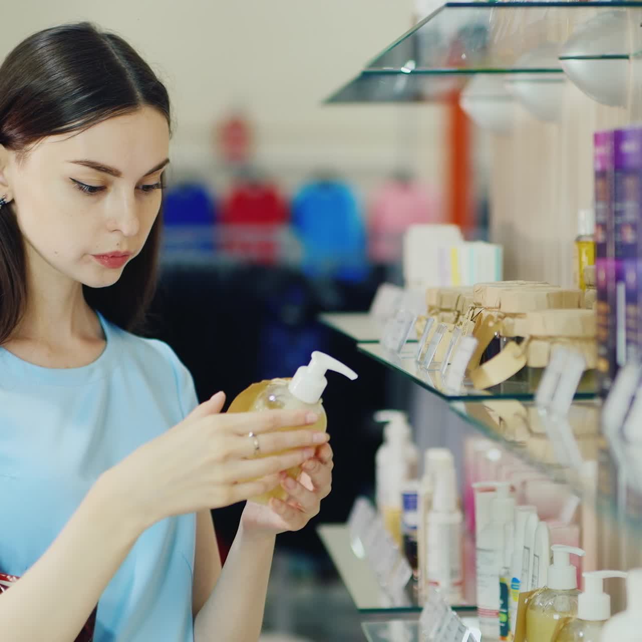 여자는 가게에서 세면 도구를 본다