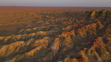 paisaje geológico de tsagaan suvarga estupa blanca durante la puesta de sol en el desierto de gobi, mongolia