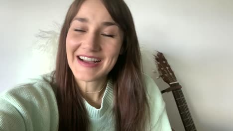 mujer caucásica dando videollamada de noticias de compromiso feliz