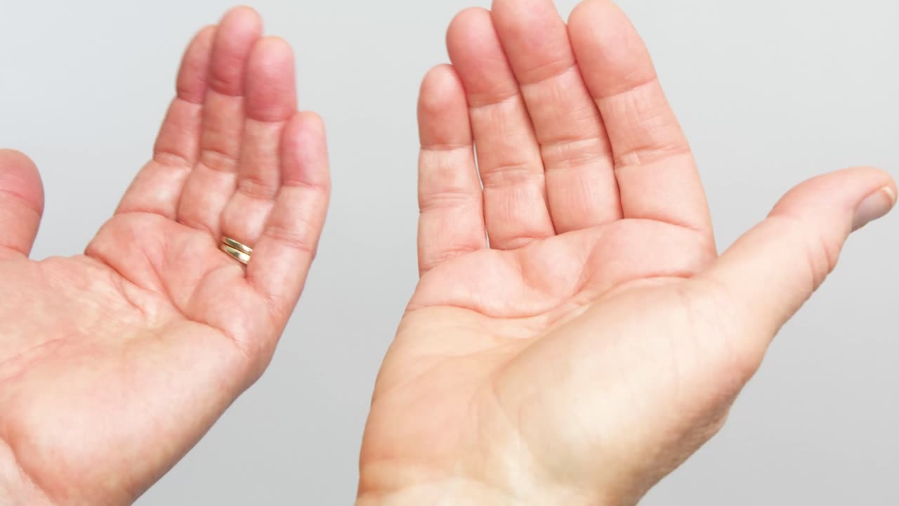 две открытые ладони неоднократно делают знак приближаться