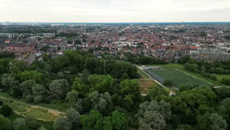 Luftaufnahme-Eines-Von-Bäumen-Umgebenen-Fußballplatzes-Zwischen-Bourgoyen-Ossemeersen-Und-Rooigem-In-Gent