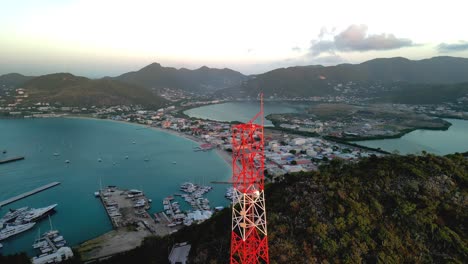 amanecer de la torre celular en la isla con la ciudad en el fondo