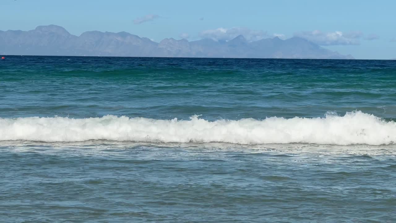 Sakin bir yaz gününde False Körfezi. Cape Town, Güney Afrika.