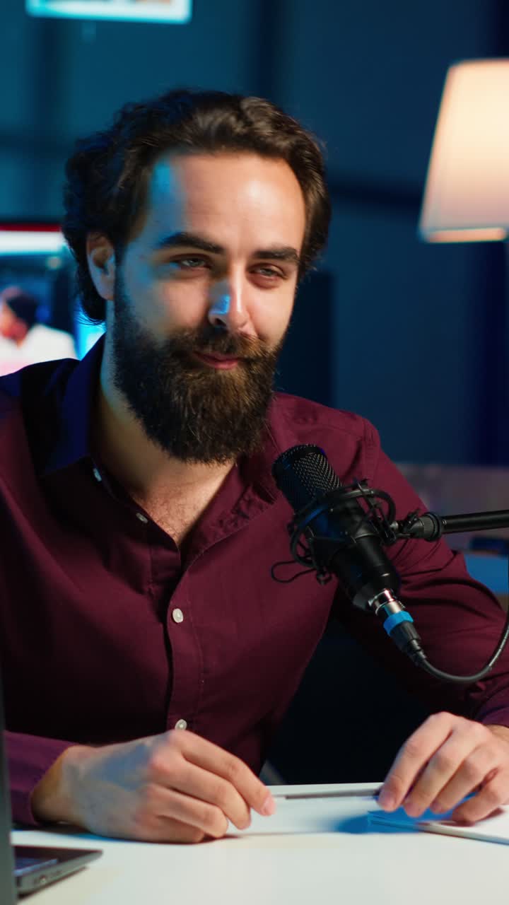 Video verticale Star dei media sorridente che arriva in studio, avvia lo streaming, saluta gli spettatori
