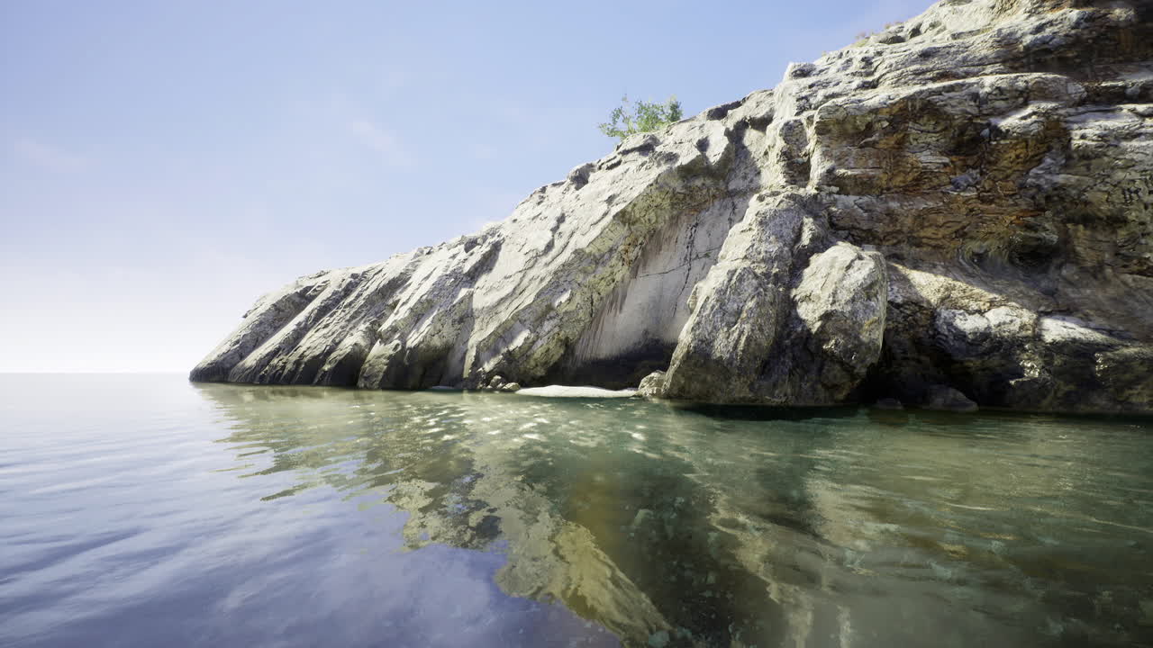 평온 한 물 을 가진 해안 절벽