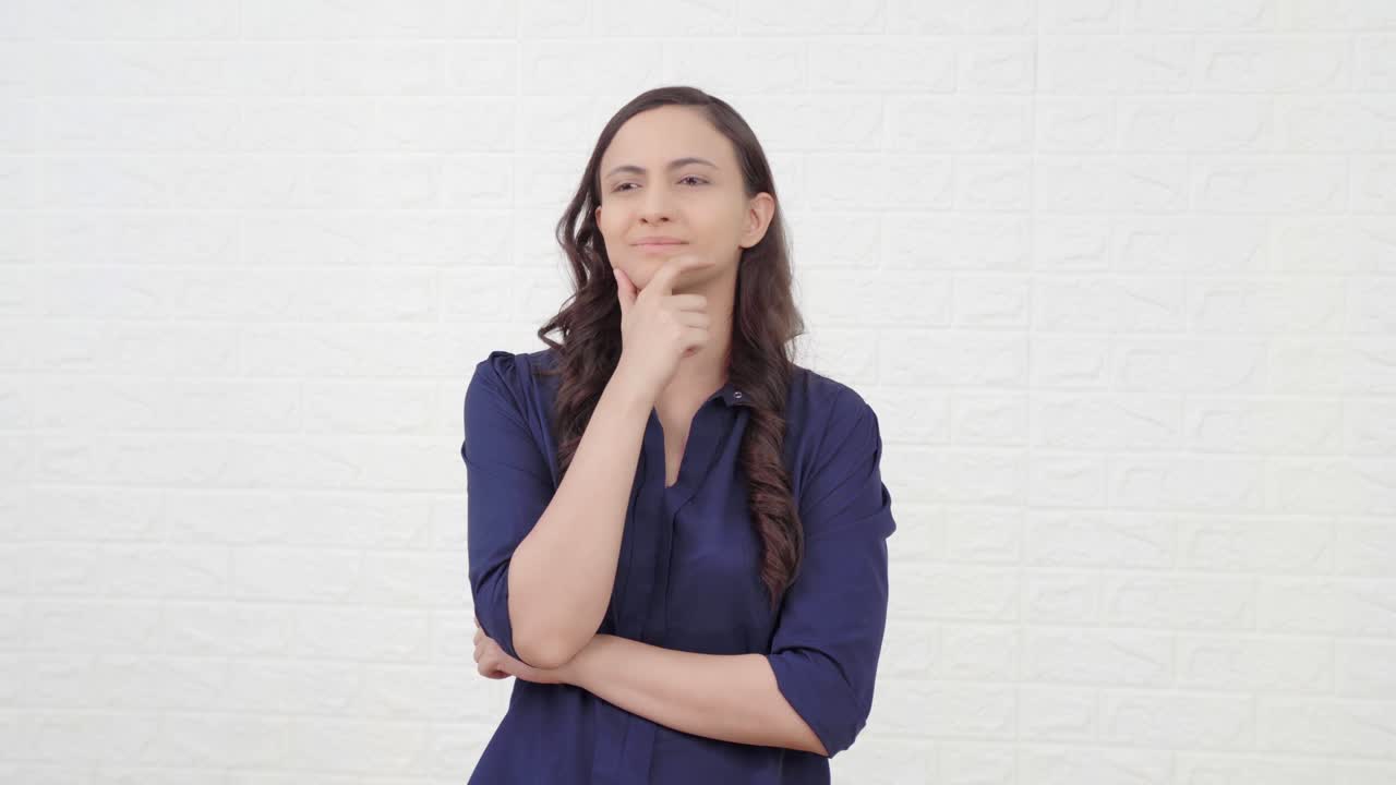 y confundida chica india pensando feliz