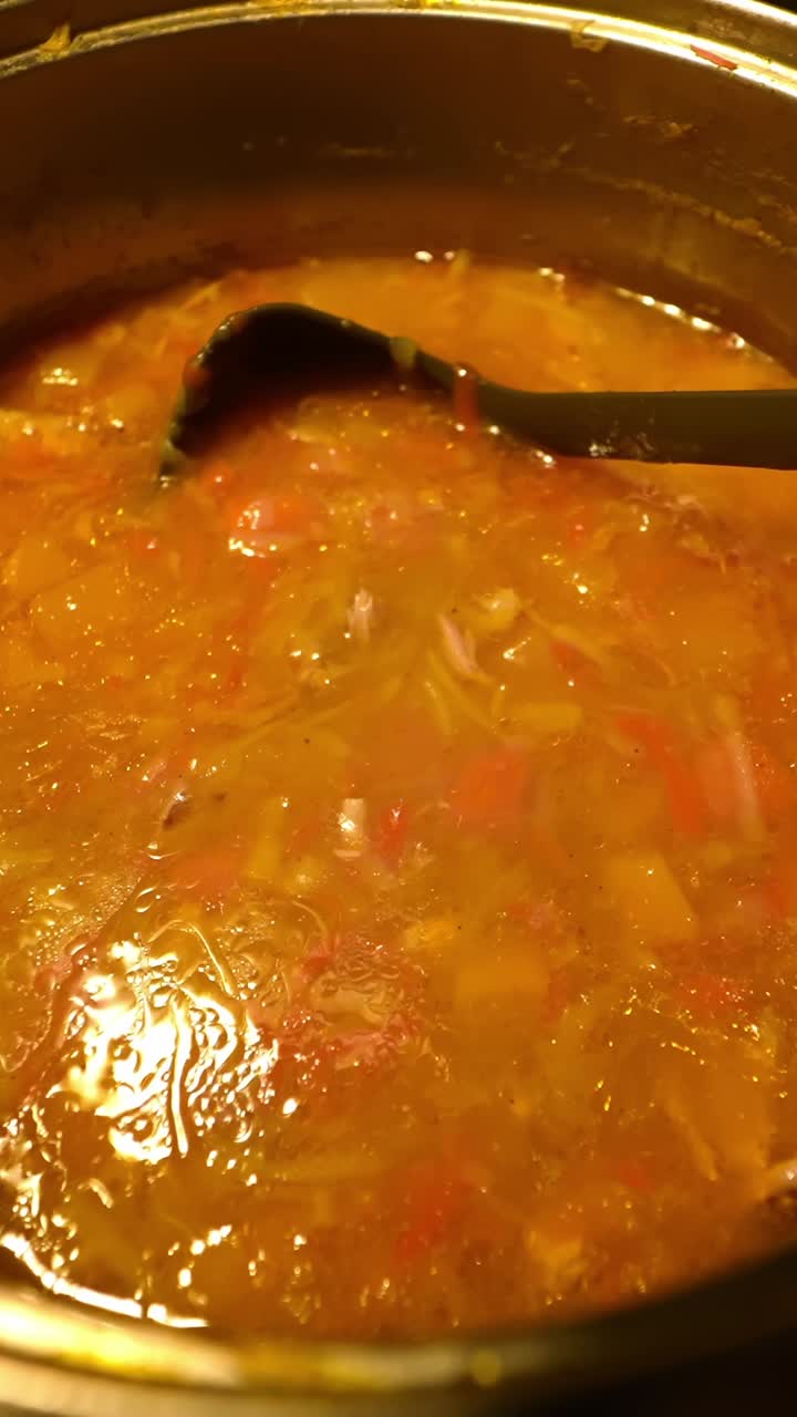 Zuppa sostanziosa in una pentola che crea un'atmosfera calda e accogliente in cucina