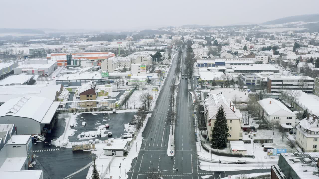 폭설 속에서 겨울 동안 학생 도시 괴팅겐의 드론 공중 전망