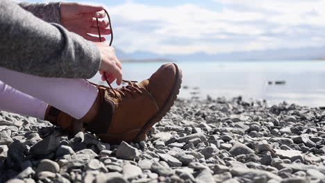 zapatos de senderismo cordones lago y montañas nueva zelandia