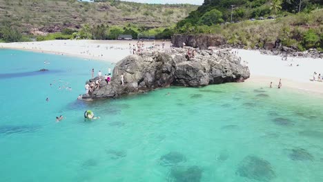 Disparo-De-Drone-Girando-Alrededor-De-La-Roca-En-La-Bahía-De-Waimea