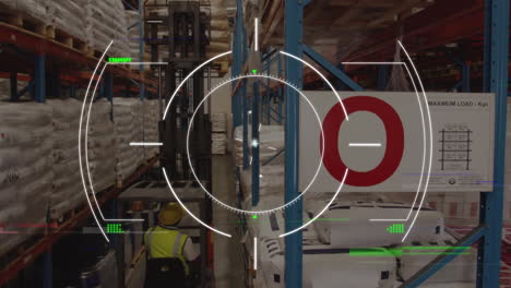 animación del alcance a través de una red de iconos digitales contra un trabajador masculino que opera una carretilla elevadora en un almacén.