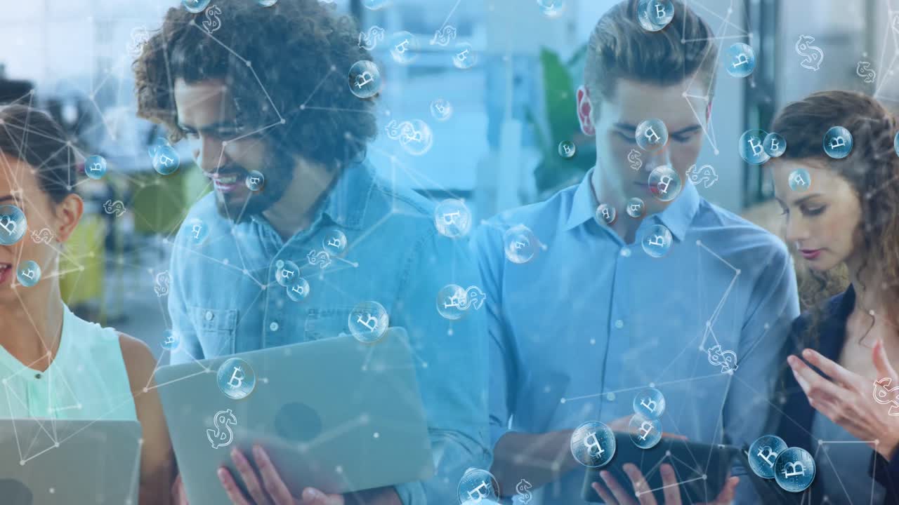 animación de puntos conectados, bitcoin y signos de dólar sobre compañeros de trabajo discutiendo sobre tecnologías
