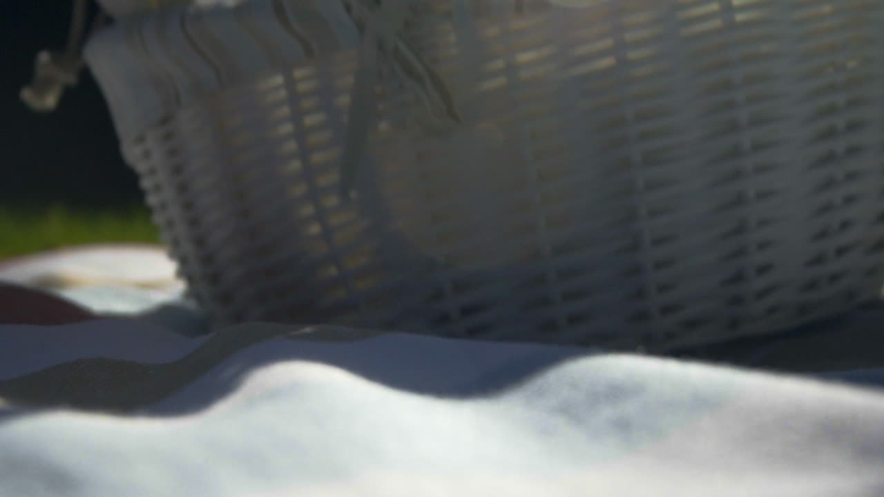 소녀는 소풍을 준비하고 있다