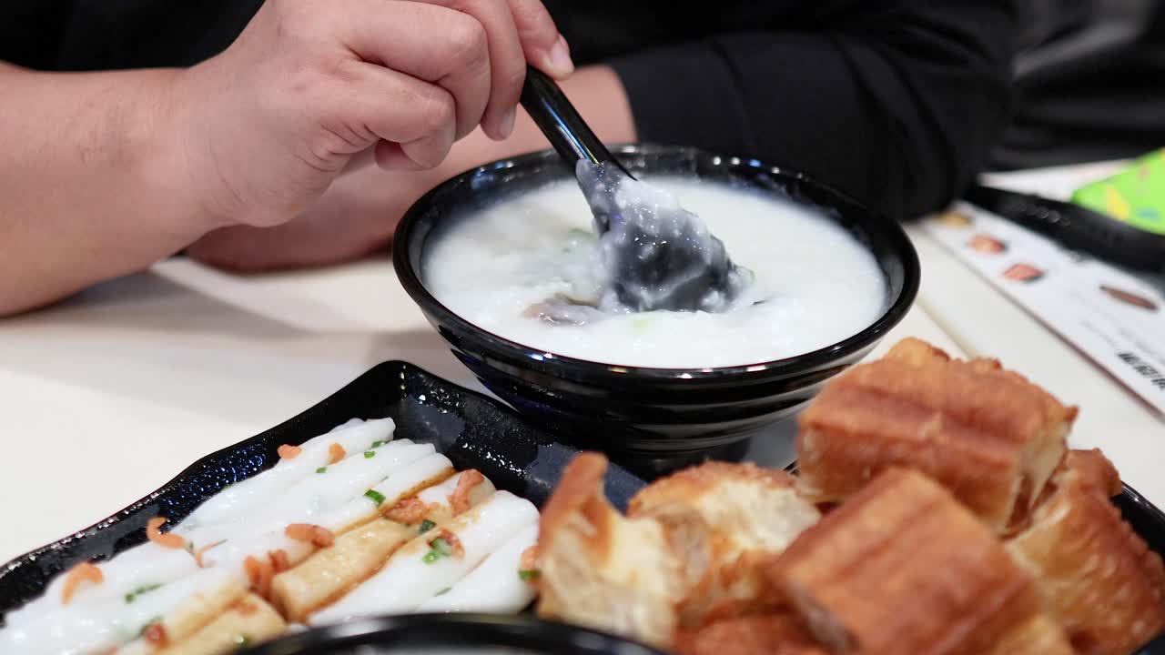 전통적인 홍콩 아침 식사 맛을 맛보는