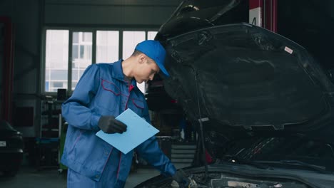 mecánico inspeccionando un coche en un garaje