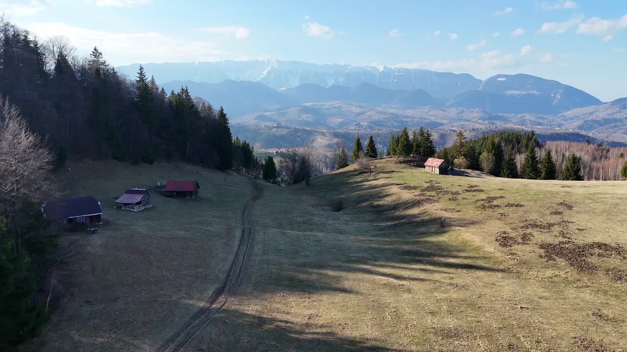 hermoso paisaje rural con bosque, montañas y algunas cabañas en un día despejado