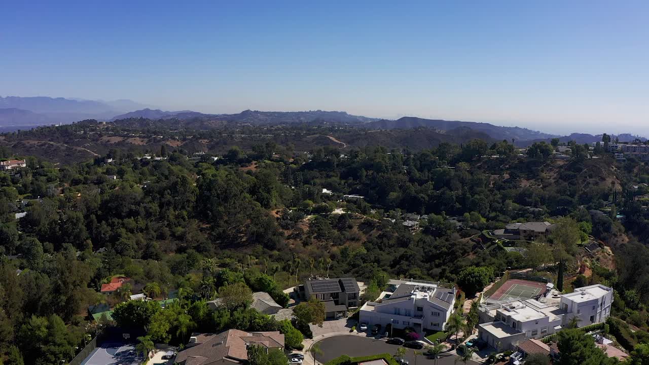 toma aérea panorámica sobre las colinas de sherman oaks con el valle de san fernando al fondo
