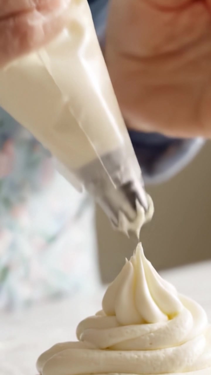 Mastering the Art of Piping: A Culinary Journey Through the Delicate Craft of Decorating with Cream and Frosting from Start to Finish