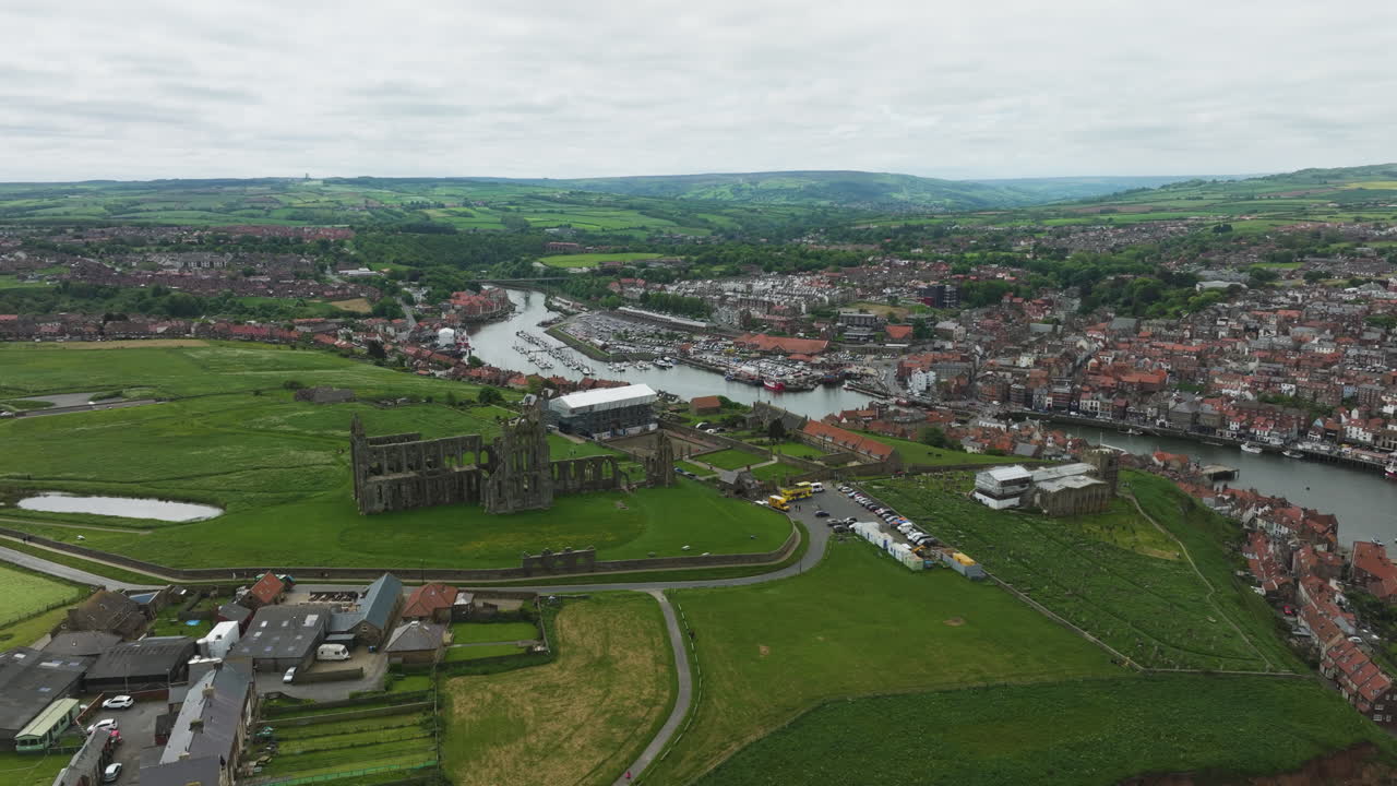 많은 역사적인 관광 명소 가 있는 그림 같은 해안 도시