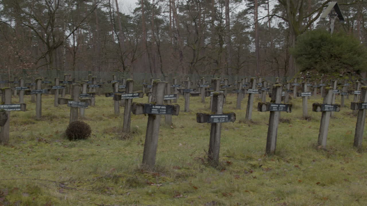 cruces viejas y sucias en el cementerio abandonado