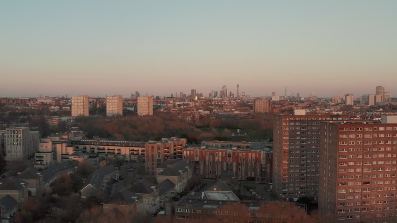 disparo aéreo descendente de los bloques del consejo de maida vale mirando hacia los rascacielos de londres