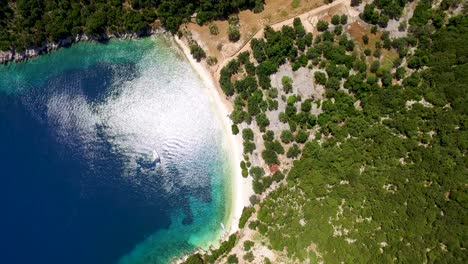 Playa-De-Foki-Con-Aguas-Cristalinas-De-Color-Turquesa,-Cefalonia,-Grecia,-Día-Soleado,-Vista-Aérea