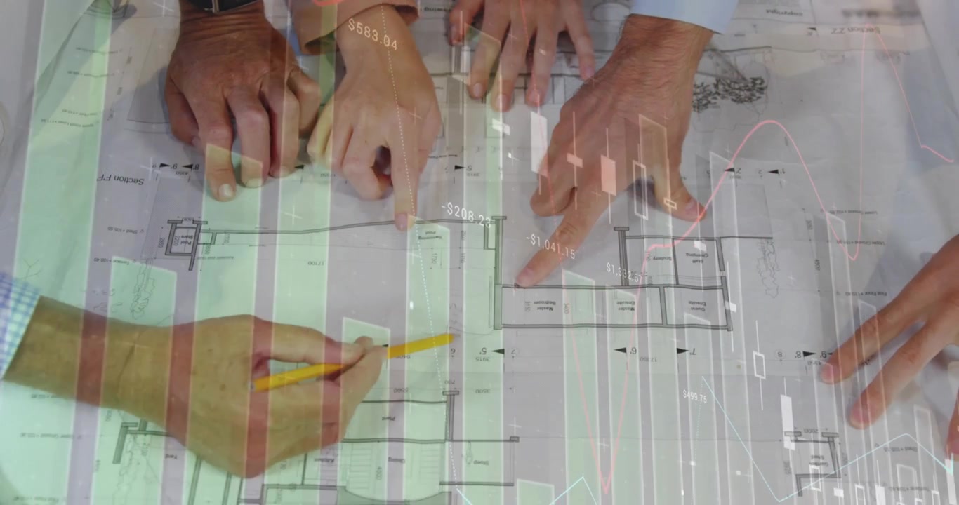 Equipe debruçada sobre um plano de design, lápis amarelo traçando linhas e ativando gráficos de dados para tomada de decisão.