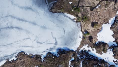 Draufsicht-Auf-Den-Zugefrorenen-See-Palvatnet-Im-Winter-Tagsüber-In-Norwegen