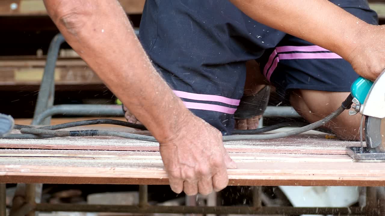 carpintero que corta tabla de madera con sierra circular en un taller de carpintería